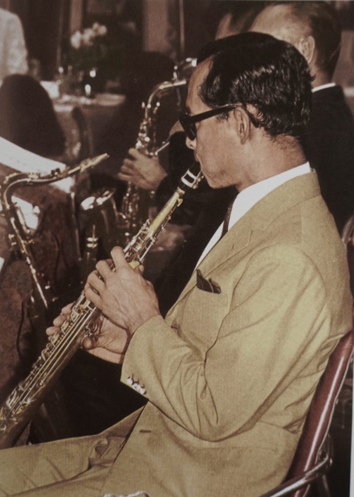 紳士なジャズマンのタイの国王