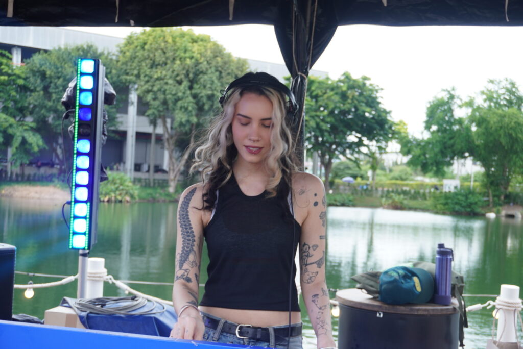 僕が感じた、Made By Leagcy Made By Legacyの室外の見晴らしの良い湖の上のDJブース