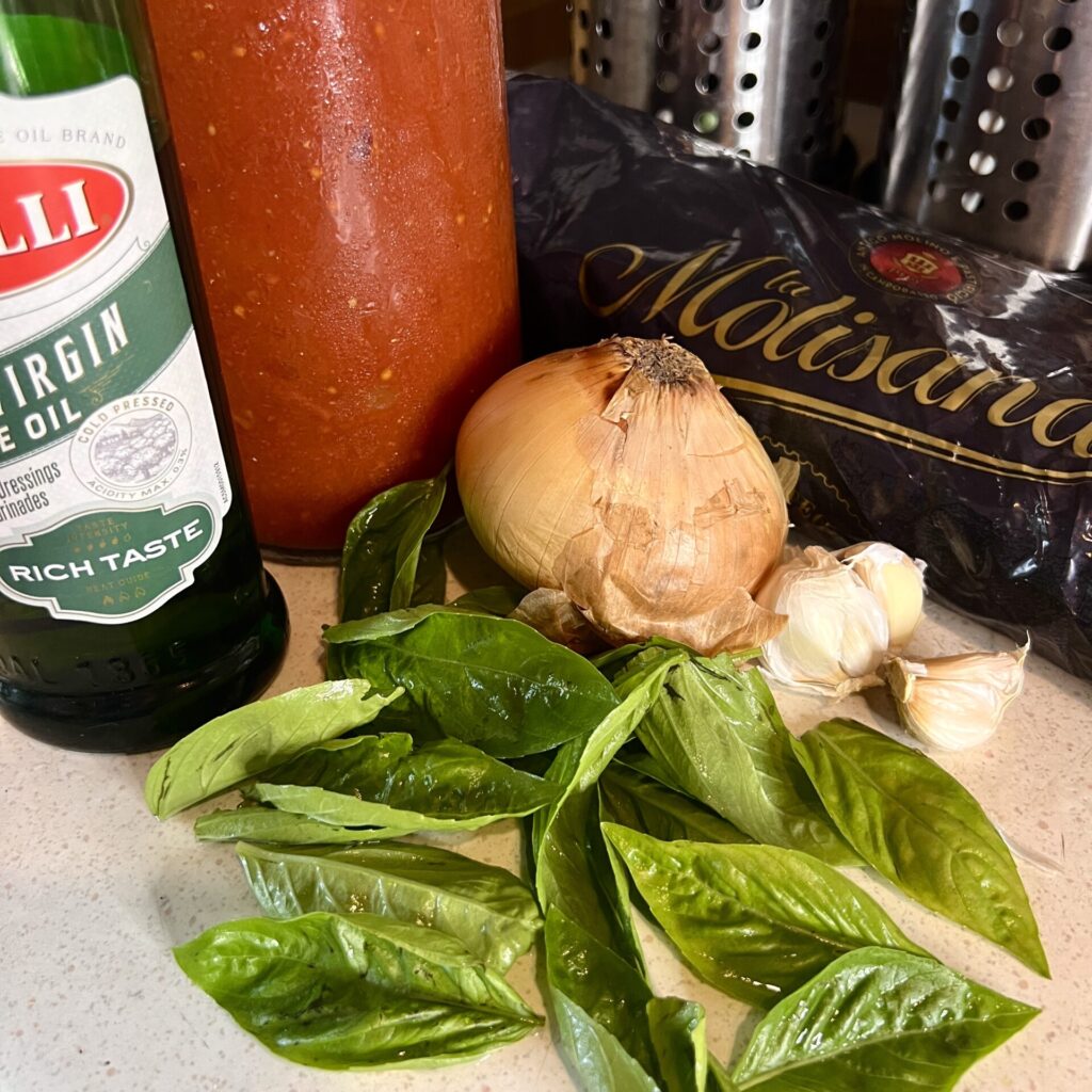 バジルが香る、夏の日のトマトソースパスタ