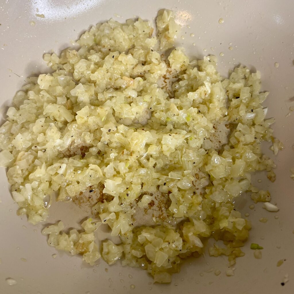 バジルが香る、夏の日のトマトソースパスタ