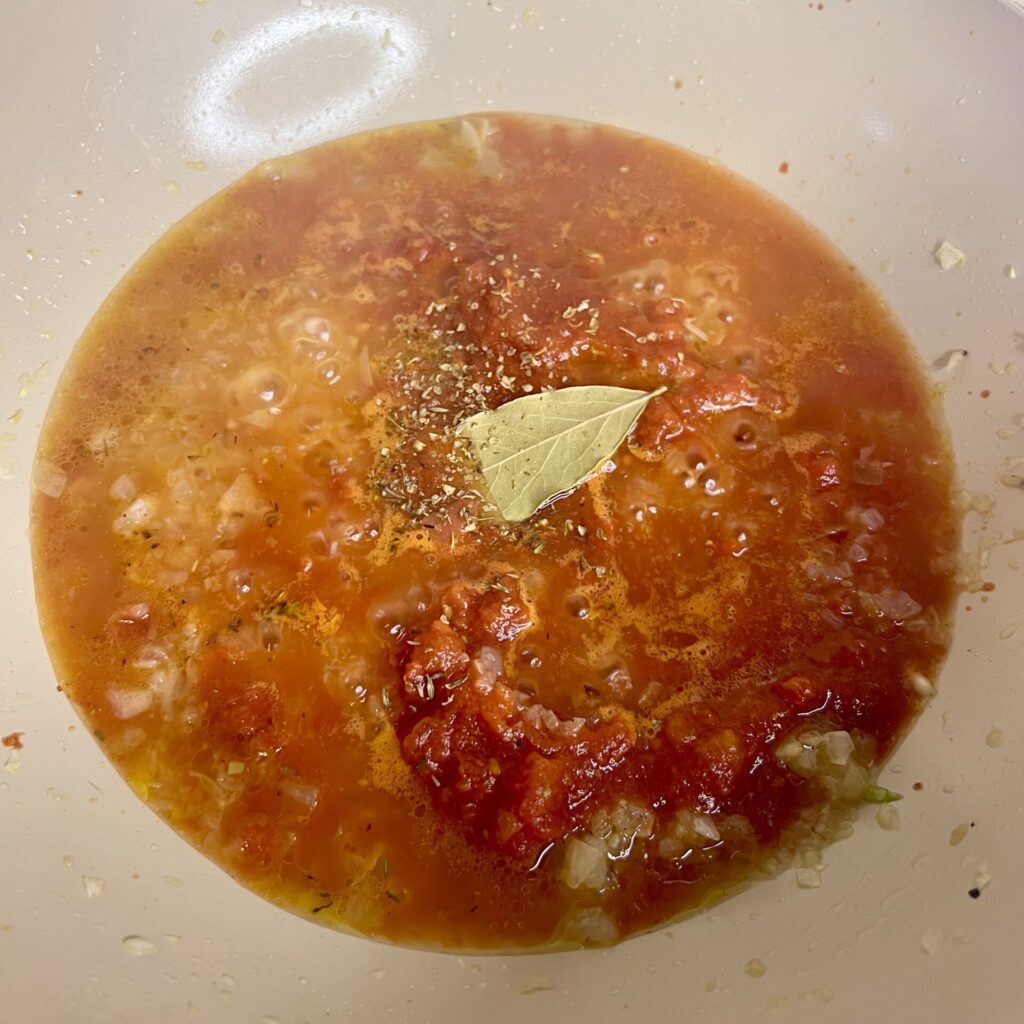 バジルが香る、夏の日のトマトソースパスタ