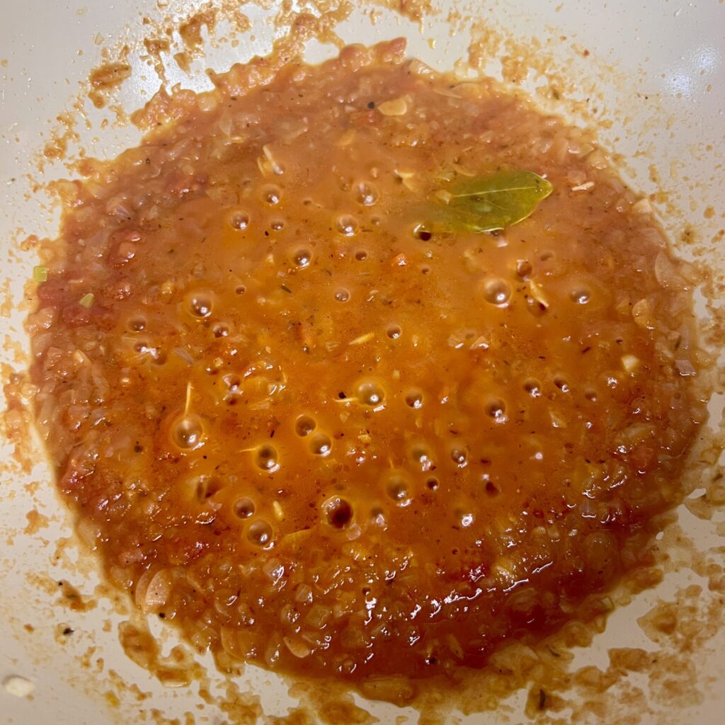 バジルが香る、夏の日のトマトソースパスタ