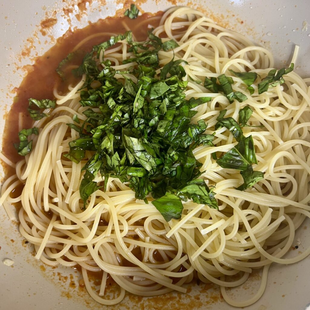 バジルが香る、夏の日のトマトソースパスタ