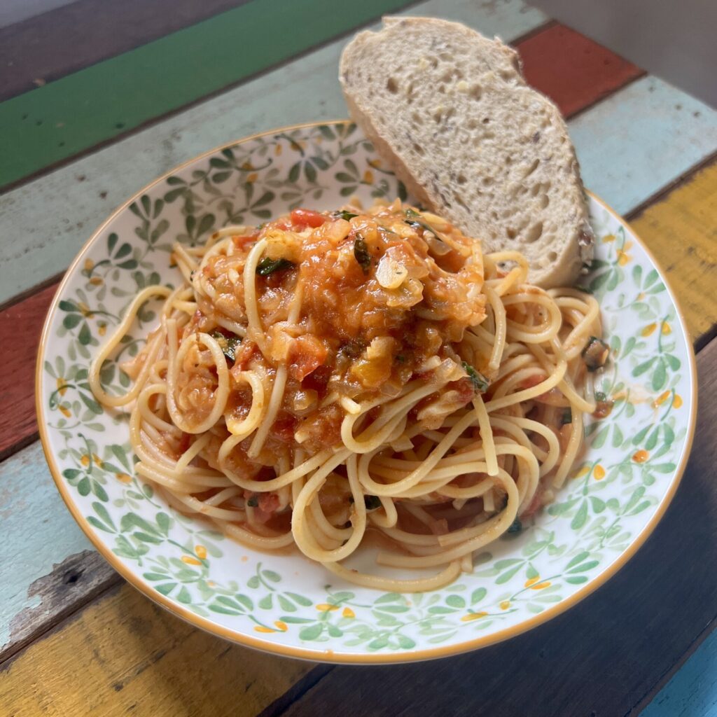 バジルが香る、夏の日のトマトソースパスタ