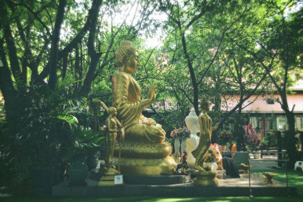 タイ、バンコクの緑豊かな寺院。