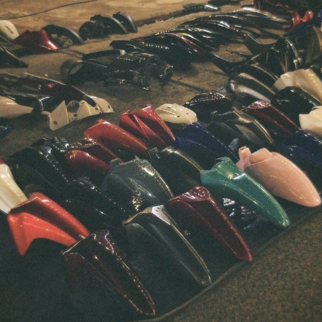 タイの闇市で売られているバイクのパーツ。